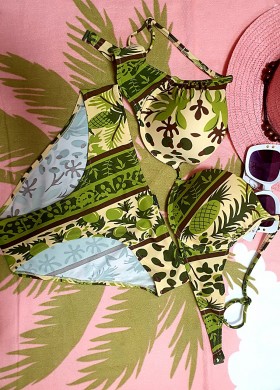 Бански костюм в зелено