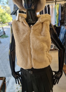 Бежов елек с косъм