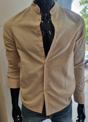 Бежова риза с попска яка