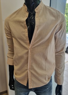 Бежова риза с попска яка