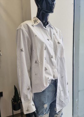 Бяла риза с камъни