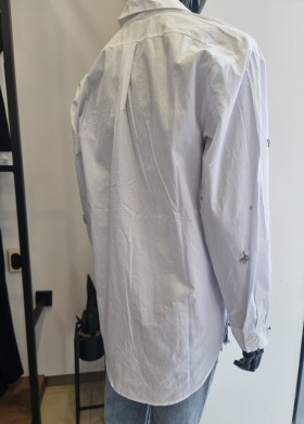 Бяла риза с камъни