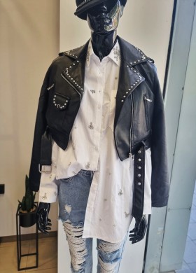 Бяла риза с камъни