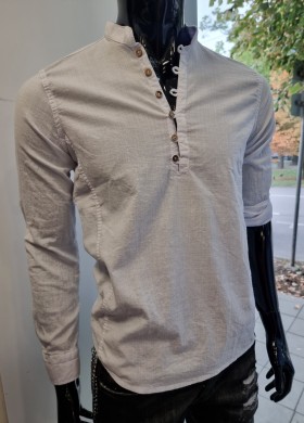 Бяла риза с попска яка