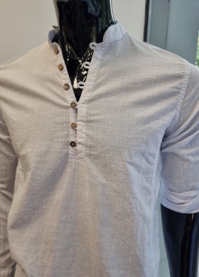 Бяла риза с попска яка