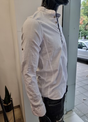 Бяла риза с попска яка