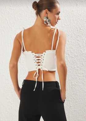 Бяло бюстие с къдрички