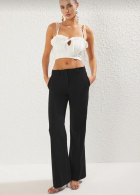 Бяло бюстие с къдрички