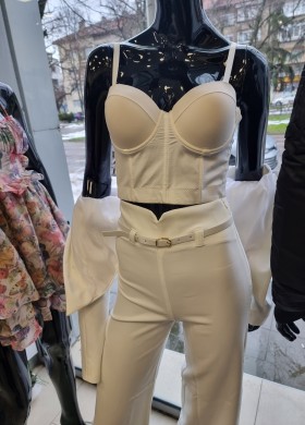 Бюстие бяло с чашки