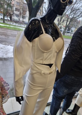 Бюстие бяло с чашки