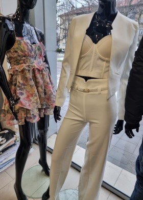 Бюстие бяло с чашки