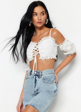 Бюстие от дантела