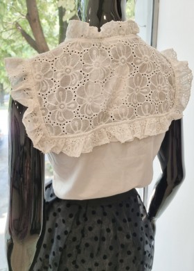 Блузка с връзки в бяло