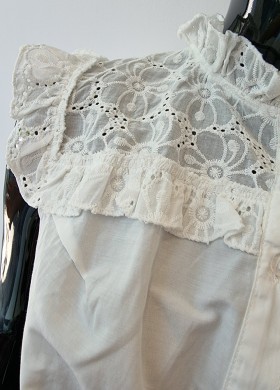 Блузка с връзки в бяло