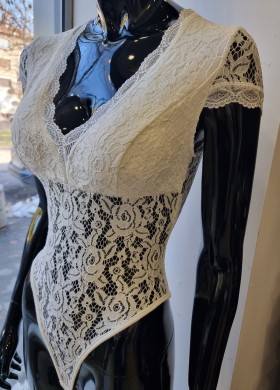 Боди в бяло дантела