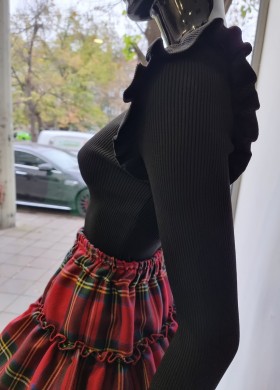 Черна блуза с къдрички