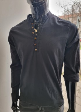 Черна риза с попска яка