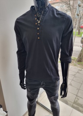 Черна риза с попска яка
