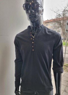 Черна риза с попска яка