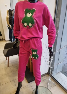 Екип с мече в циклама