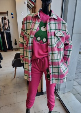 Екип с мече в циклама