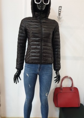 ЯКЕ ЧЕРНО С КАЧУЛКА