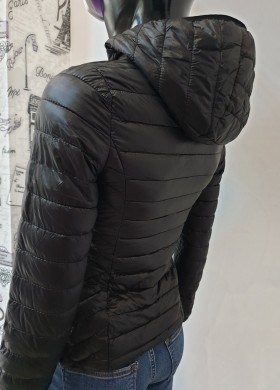 ЯКЕ ЧЕРНО С КАЧУЛКА