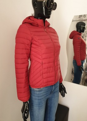Яке червено с качулка