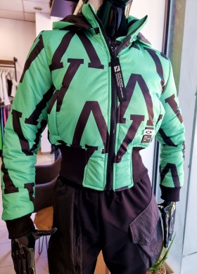 Яке късо зелено