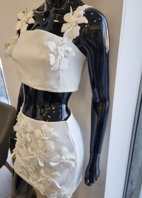 Комплект с бели цветя