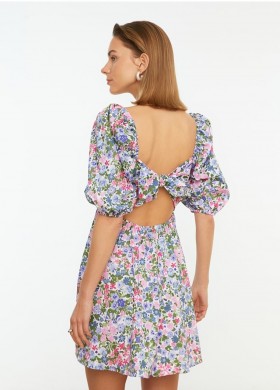 Къса рокля с гол гръб