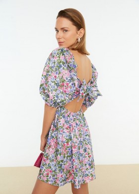 Къса рокля с гол гръб