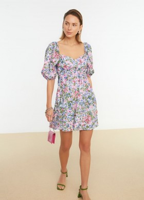 Къса рокля с гол гръб