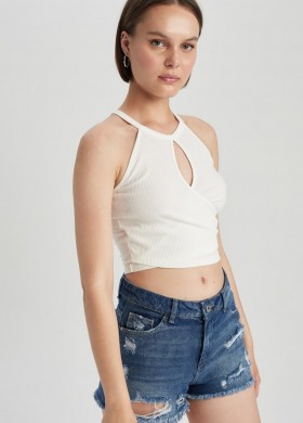 Къси дънки с протрити зони