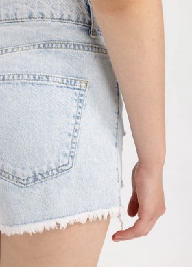 Къси дънки със захабен ефект