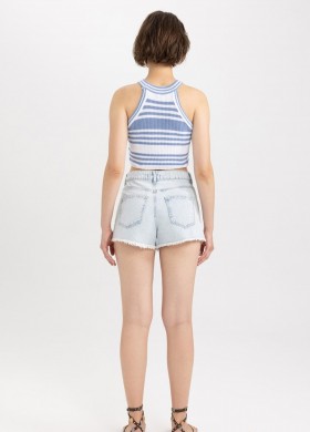 Къси дънки със захабен ефект