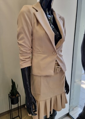 Късо сако бежово