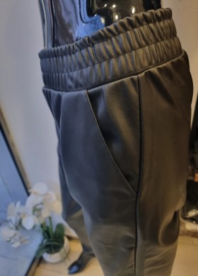 Панталон кожен в черно