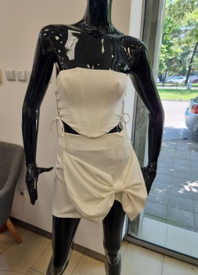 Пола с панделка бяла