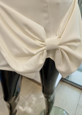 Пола с панделка бяла