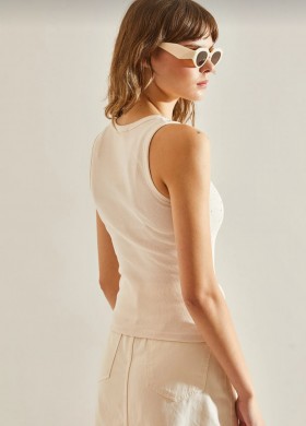 Потник бежов с камъни