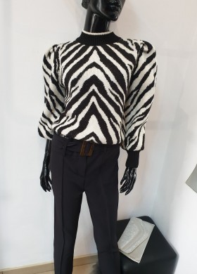 Пуловер зебра в бяло