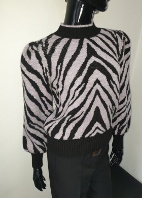 Пуловер зебра в лилаво