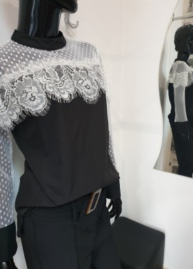 Риза с бяла дантела