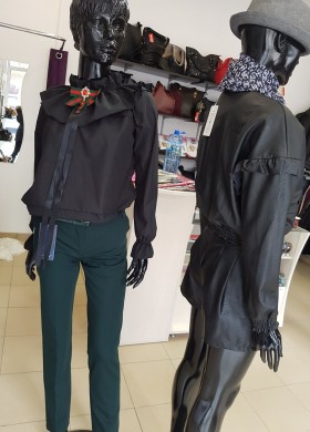 Риза с брошка