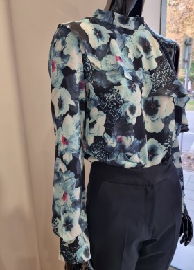 Риза с голо рамо