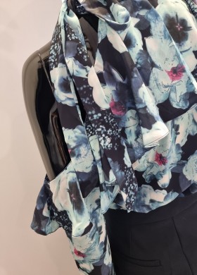 Риза с голо рамо