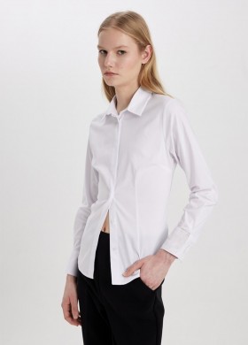 Риза по тялото бяла