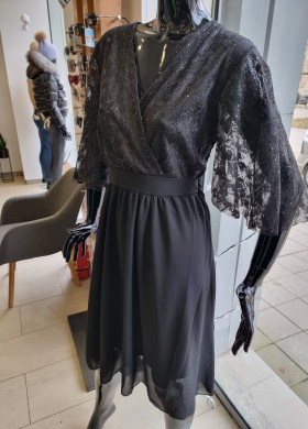 Рокля с ефектни ръкави