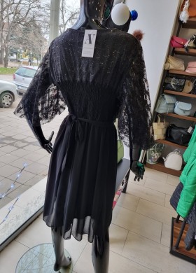 Рокля с ефектни ръкави